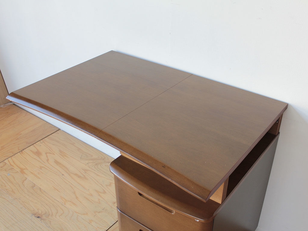 デスクの折りたたみ天板を広げたところ