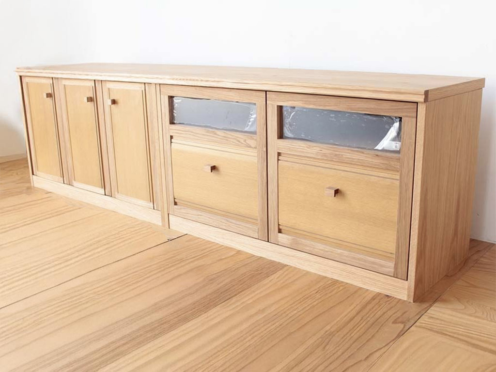アクリル窓でリモコン操作を妨げないタンスをリメイクしたテレビボード