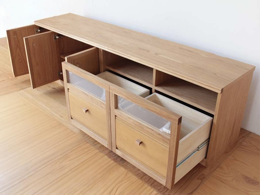 AV機器をリモコン操作できるよう透明アクリル板をはめ込んだテレビボードの引き出し