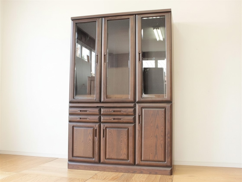 高さを小さく・全体の美装をご依頼いただいた食器棚のリメイクビフォー