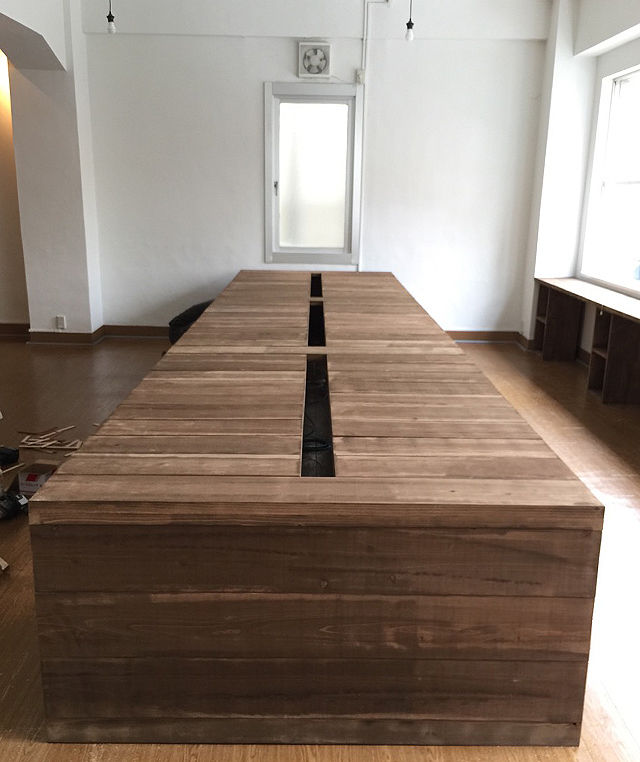 無垢材の6m巨大なシェアテーブル