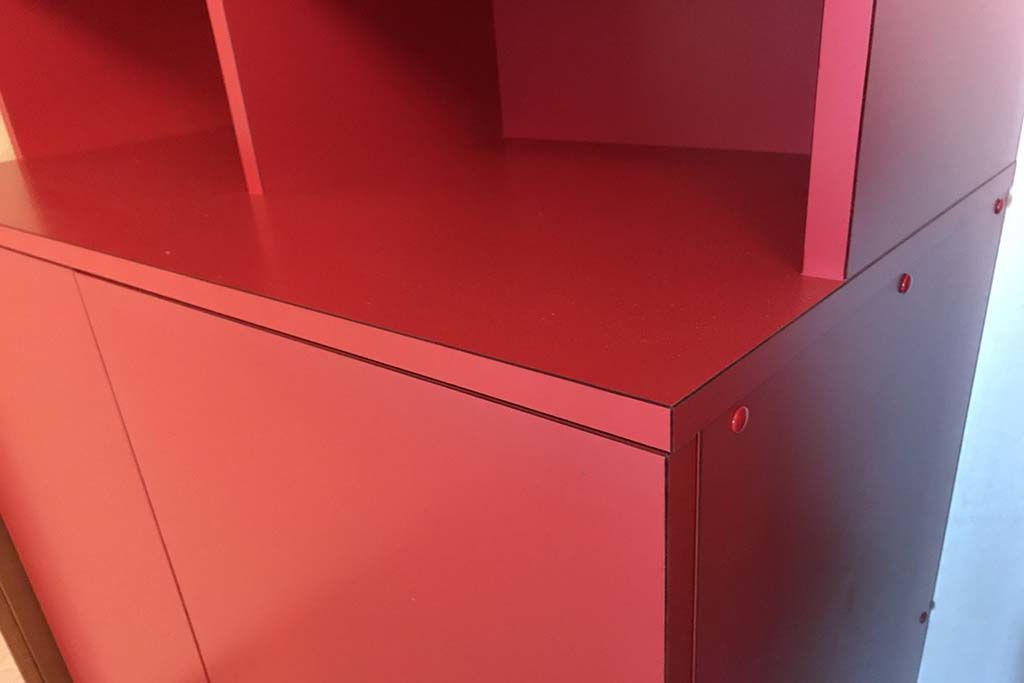 収納の本に合わせて製作の真っ赤な本棚
