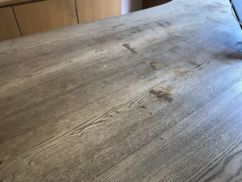 クリの木の風合い豊かなダイニングテーブル