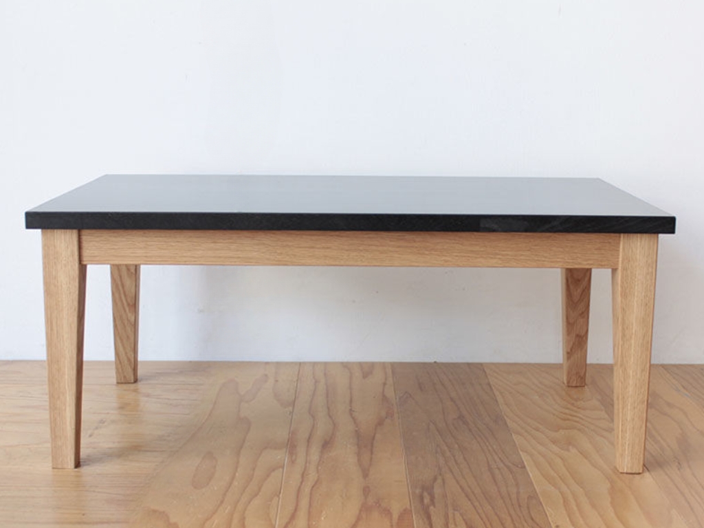 学習机の天板をリサイズしたものに新帰製作した無垢オークの脚を取り付けたローテーブル