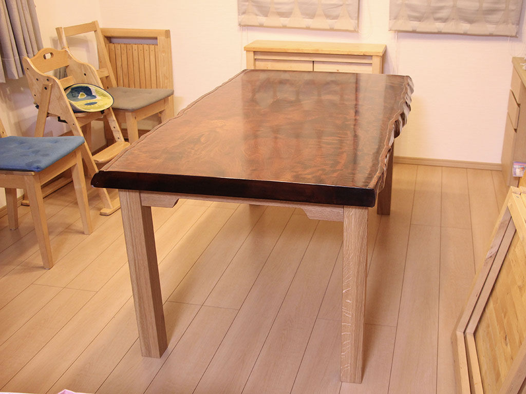 一枚板の座卓をリメイクしたダイニングテーブルをお客様宅に納品