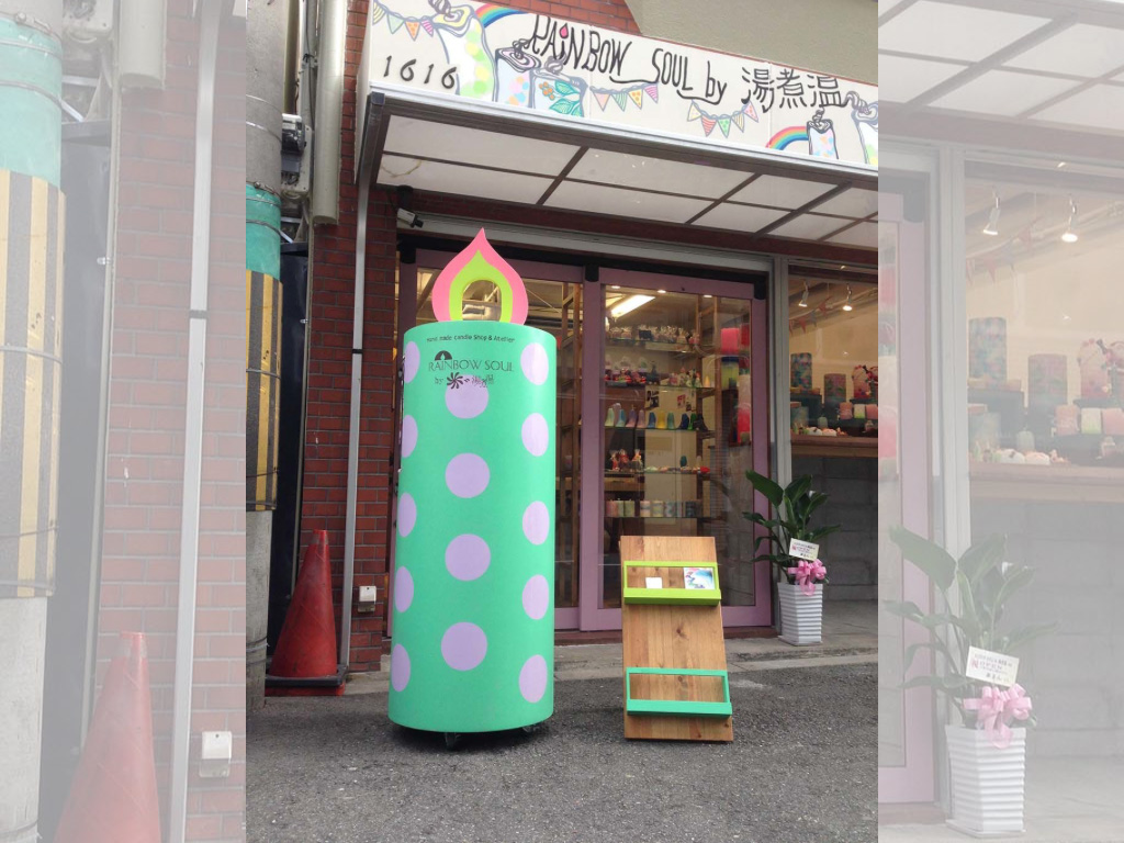 キャンドル型看板炎部分は顔ハメパネルで遊び心