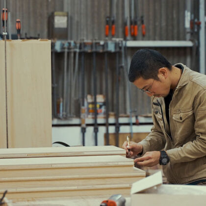 淡路島工房オニオンベースのスタッフが家具製作をしている様子
