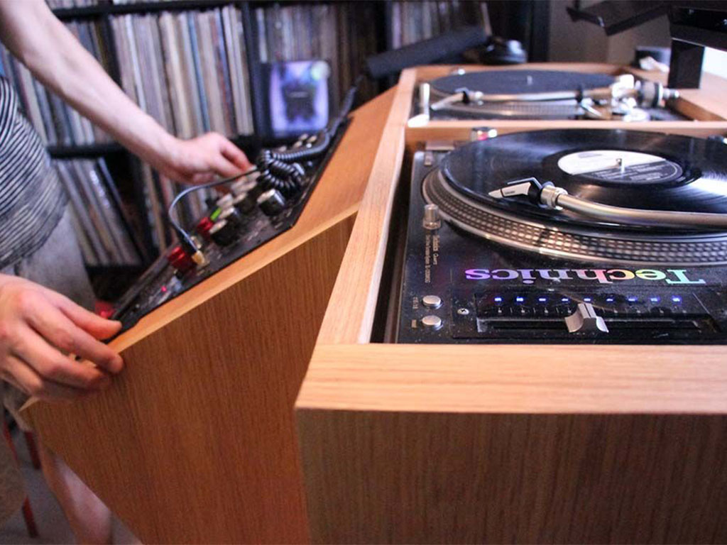 ターンテーブルもちょうど収まるぴったりサイズのDJブース