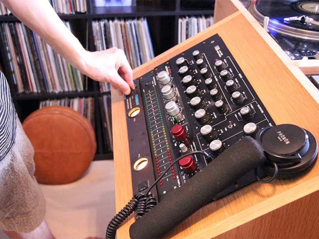 DJブース機材設置した納品画像