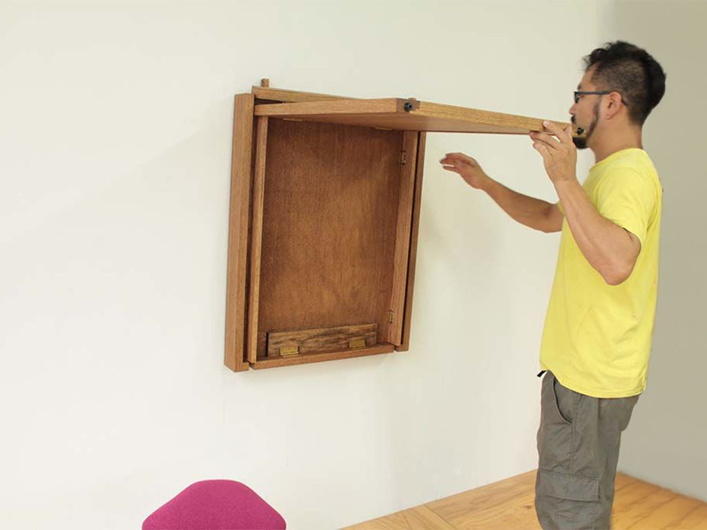 壁面収納からテーブルへ展開中