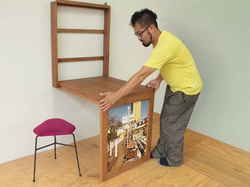 壁面収納時からテーブルへ展開中