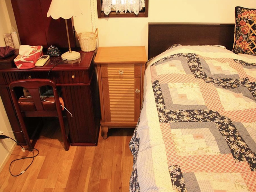 設置場所に合わせて製作したナイトテーブル