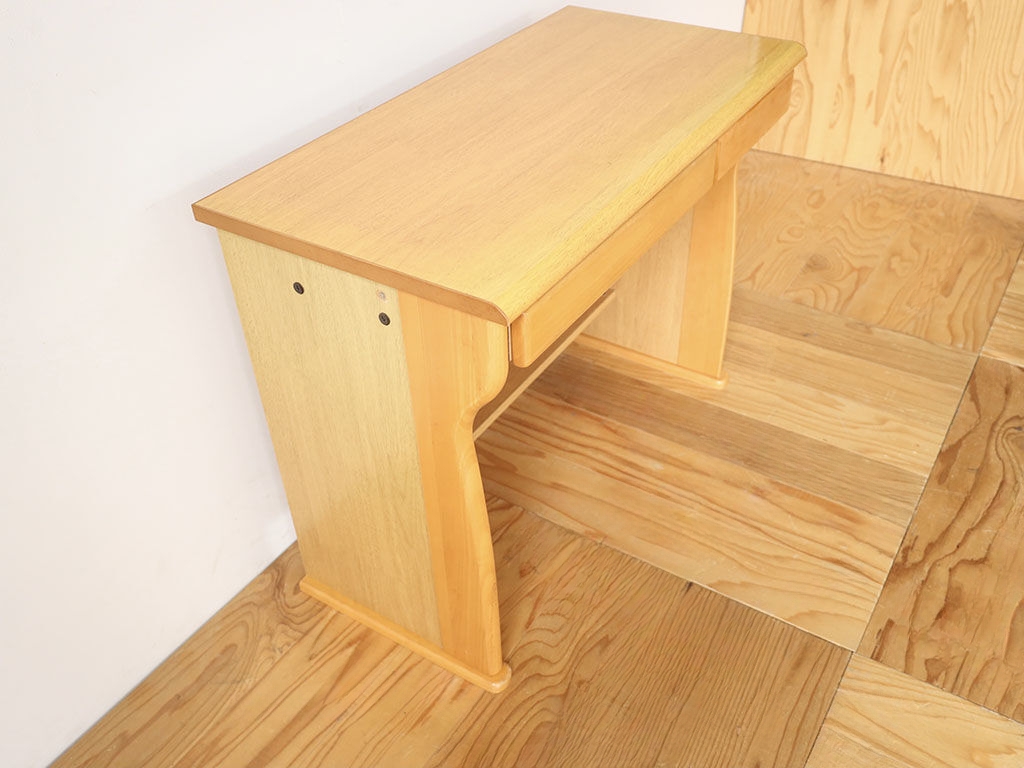 奥行きが浅くなりスッキリとした学習机