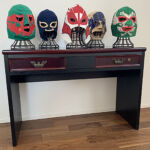 お客様が大切にされていたプロレスマスクが飾られたコンソールテーブル