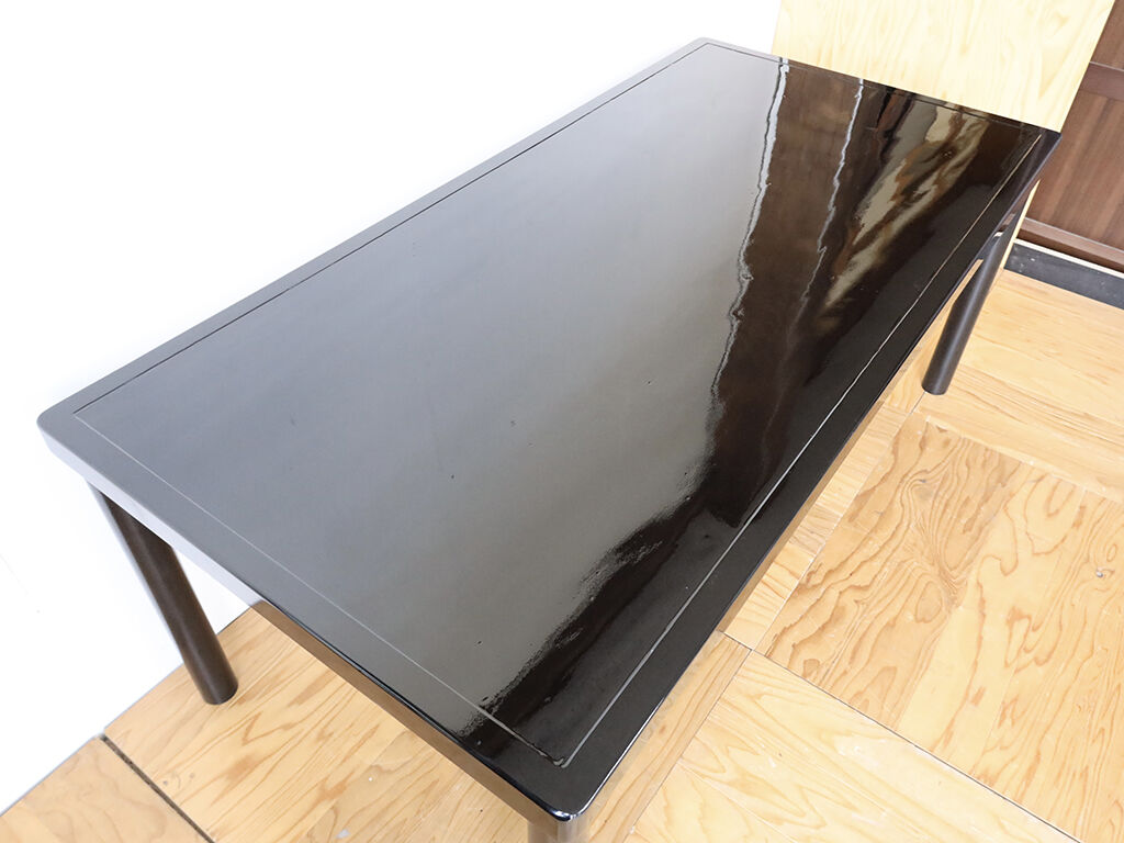 天板の汚れや傷を美装して黒のエナメル塗装をしたテーブル