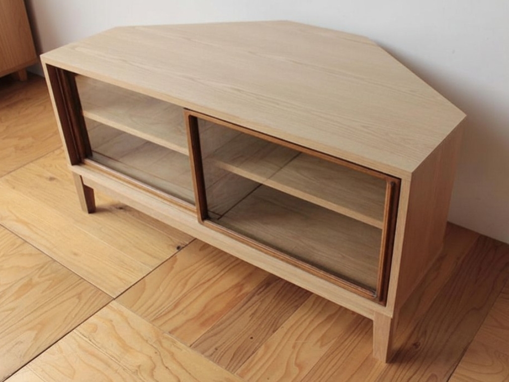 オーク材の本体に食器棚のガラス戸をあしらったコーナーテレビ台