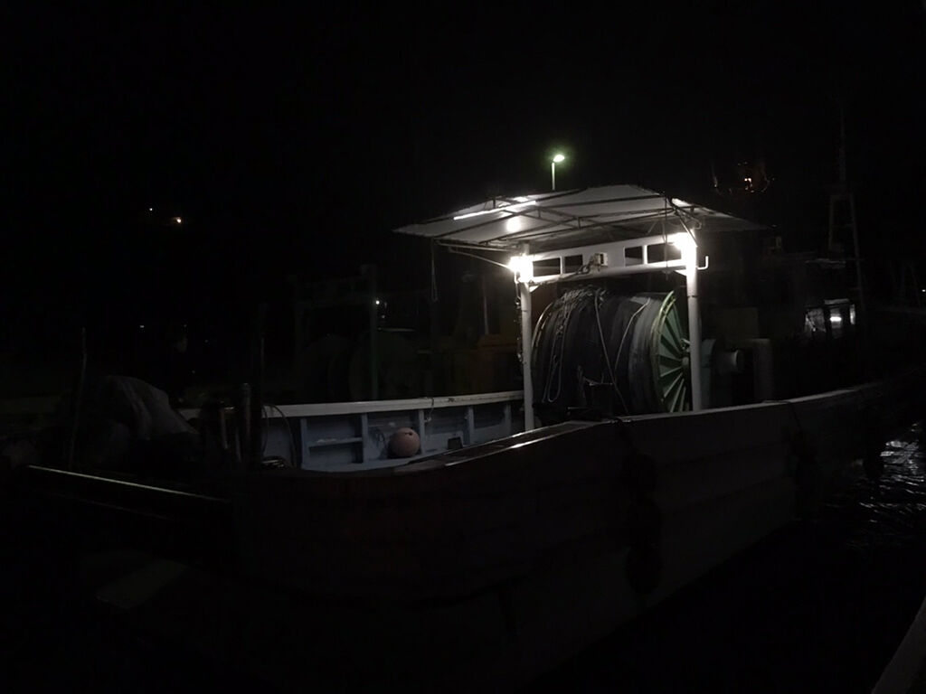 明け方2時に出航するしらす漁の船