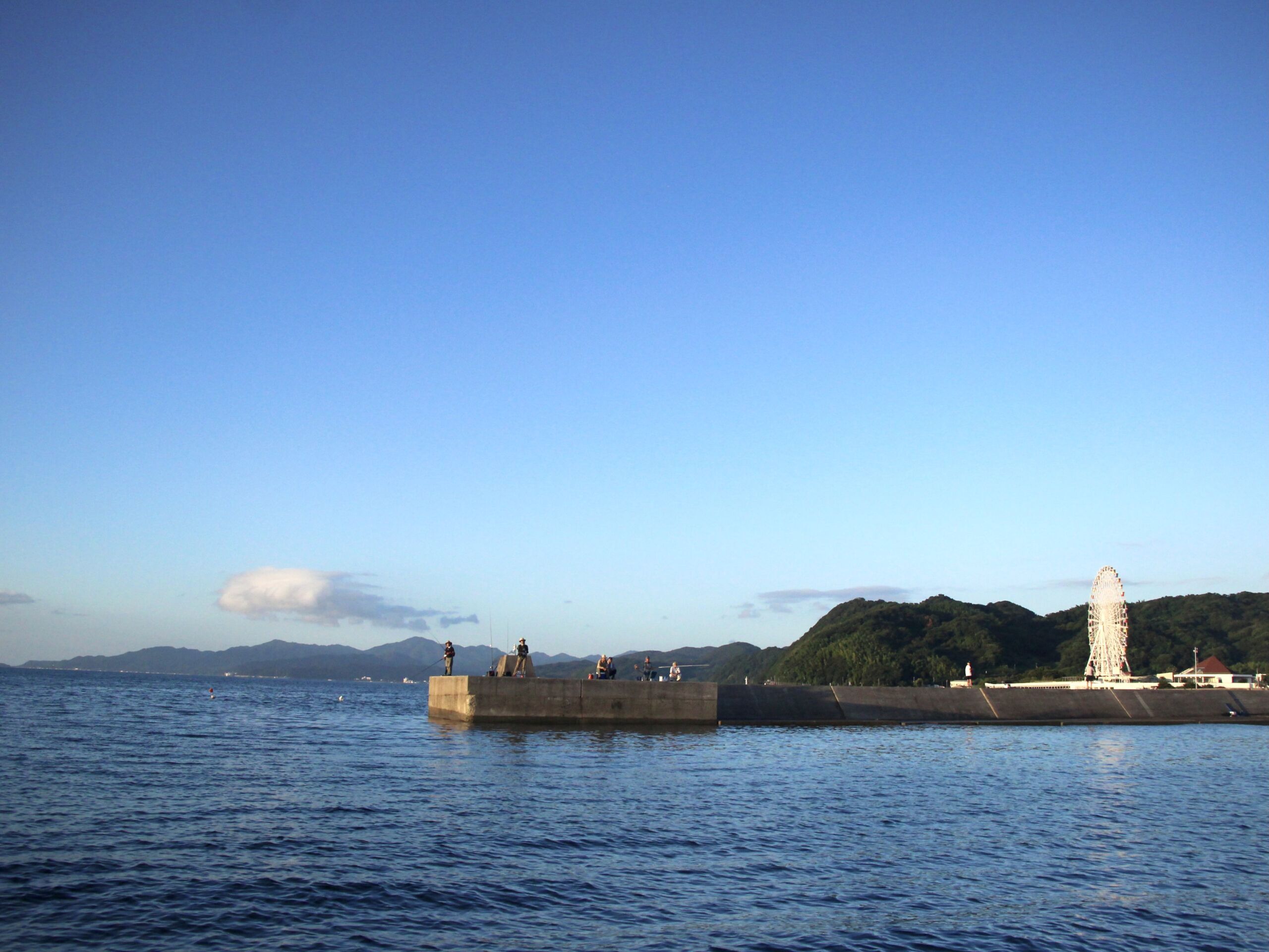 淡路島の真っ青な海、広い空