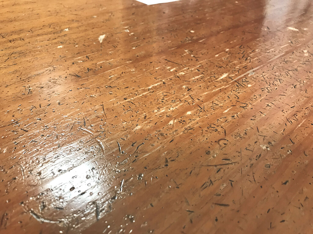 鉛筆などの傷跡が付いていたダイニングテーブルの天板