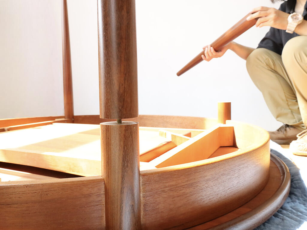 脚をねじ込み式にして分解できるようにリメイクしたアンティークテーブル