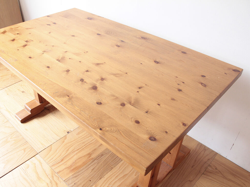 テーブルの天板を半分ほどにカットし、切り落とした方から脚を製作することに