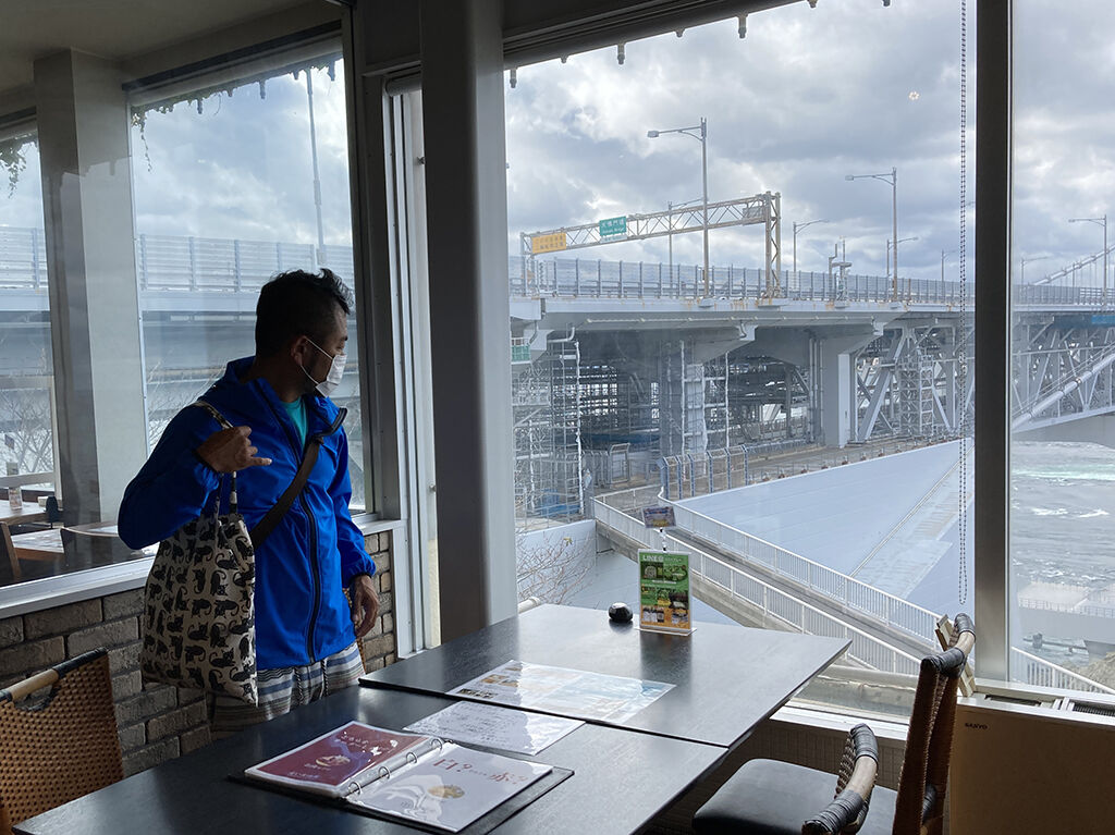 雄大な鳴門海峡をパノラマビューで眺めることのできるうずしおレストラン