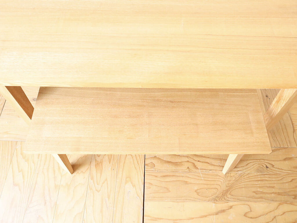座面幅を最大限とれるようにしながらテーブル天板下に収まるようにしたベンチ