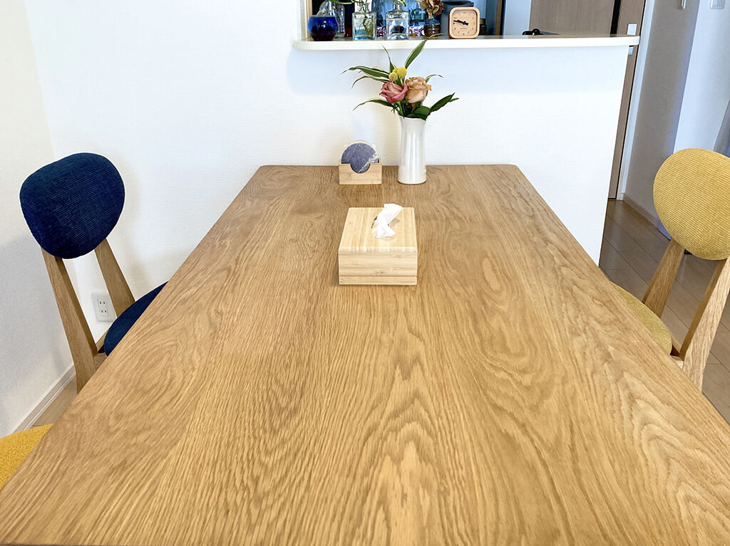 ユリマタタ家で使っている無垢オーク材のダイニングテーブル『AZZI-TABLE』