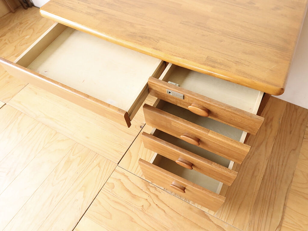 「左利きだと右側に袖机があるとスペースが狭く感じて」とご相談いただいた学習机のリメイク