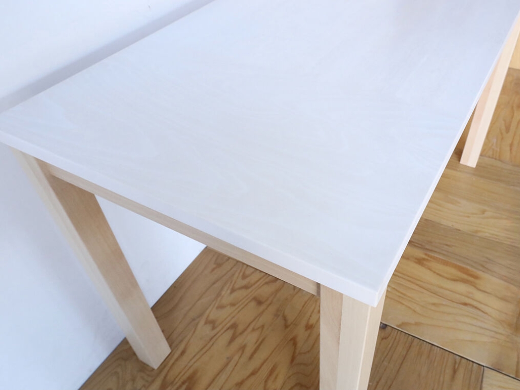 木目が透けるように白塗装したデスク天板