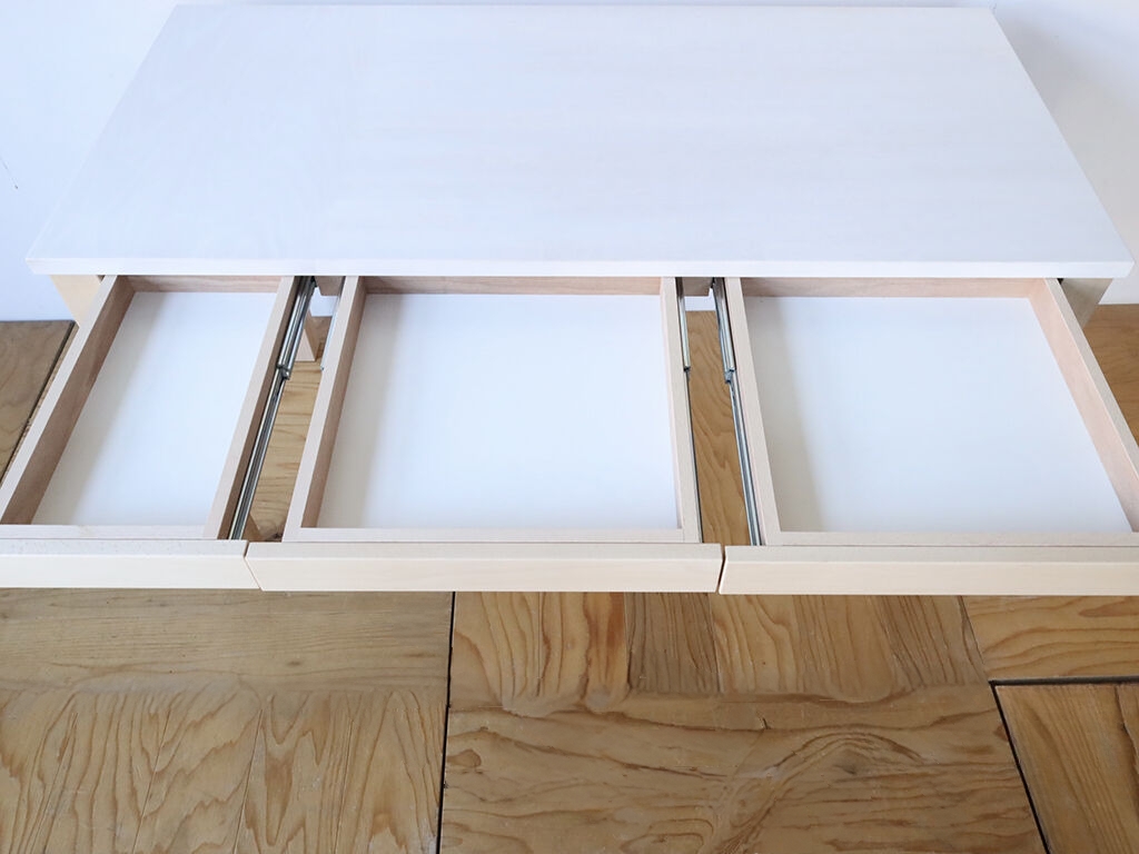 収納力たっぷりの天板下引き出し