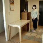 リメイクさせていただいたデスクとお客様と記念撮影