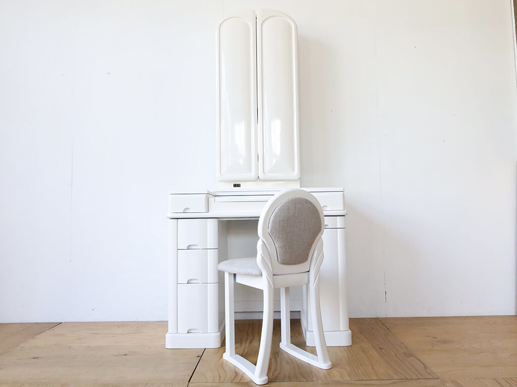 ミルキーホワイトに塗装した三面鏡＆椅子