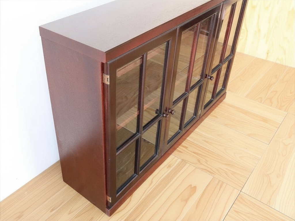 お母様の形見の食器棚を本棚に。重い本など収納できるようにリメイクのイメージ