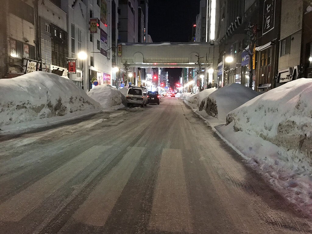 道路が凍結している夜の札幌