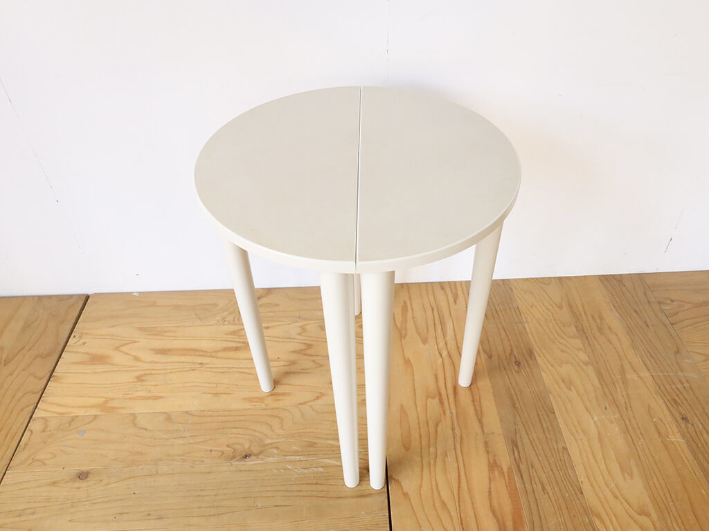 円形テーブルとしても使うことのできる半円テーブル2台