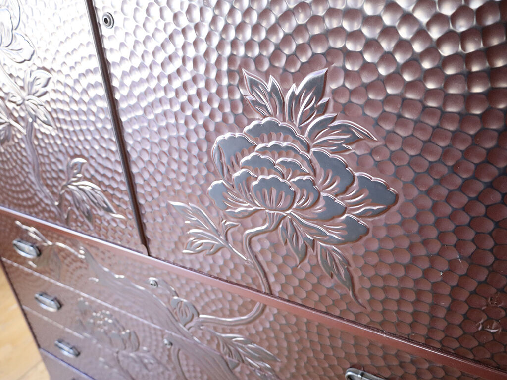 婚礼タンスの鎌倉彫の扉