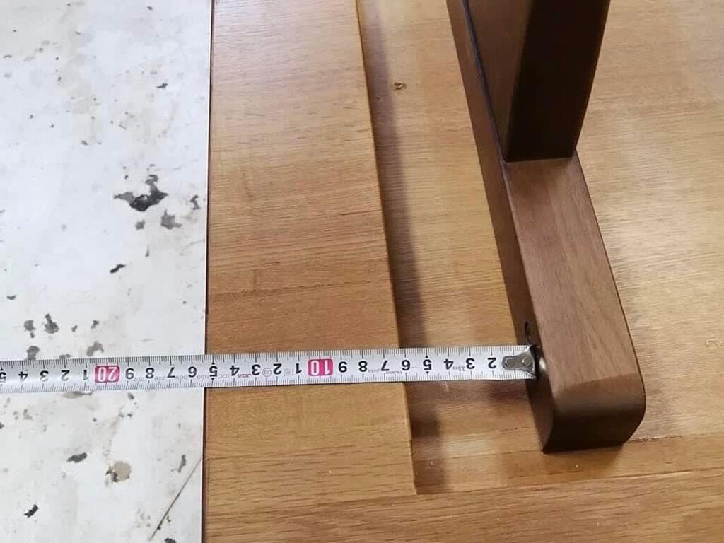 ダイニングテーブルの脚間寸法を調節