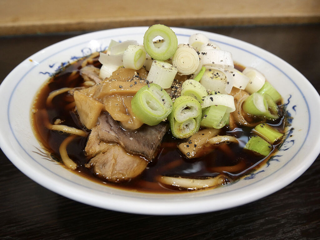 コシのある太麺やチャーシューが美味しい富山ブラック