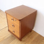 引き出しと本体とで色のトーンを変えお洒落に仕上げたキャビネット