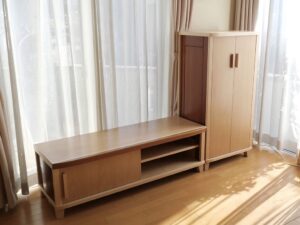 お客様宅のリビングに並べたリメイク後のテレビ台と本棚