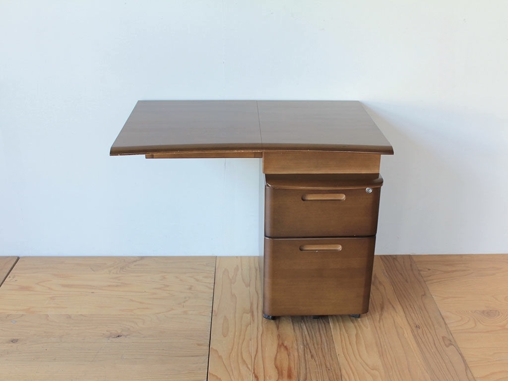 デスクとワゴンが一体型になった家具