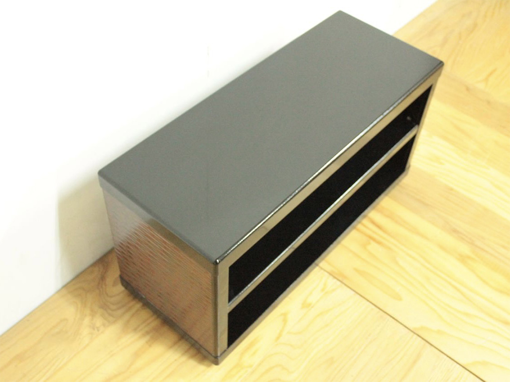 鎌倉彫のタンス扉から作ったオープンタイプのテレビボード（天面）