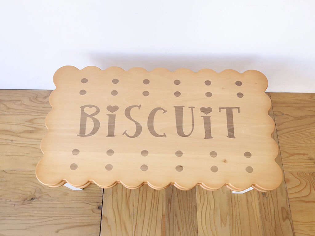 「BISCUIT」の文字が施されたオーダーメイドのセンターテーブル