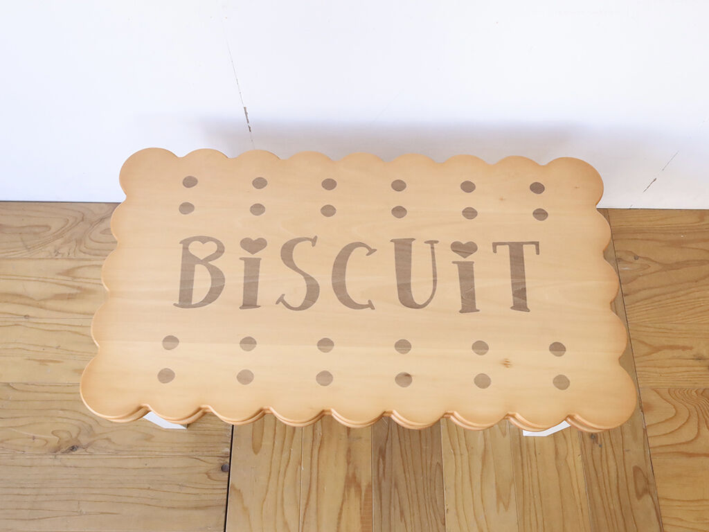 「BISCUIT」の文字が施されたオーダーメイドのセンターテーブル