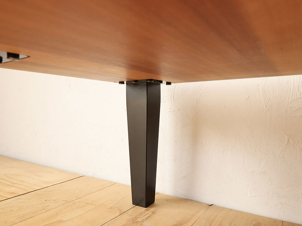 脚を天板直付けにして足元の空間を広々確保したローテーブル