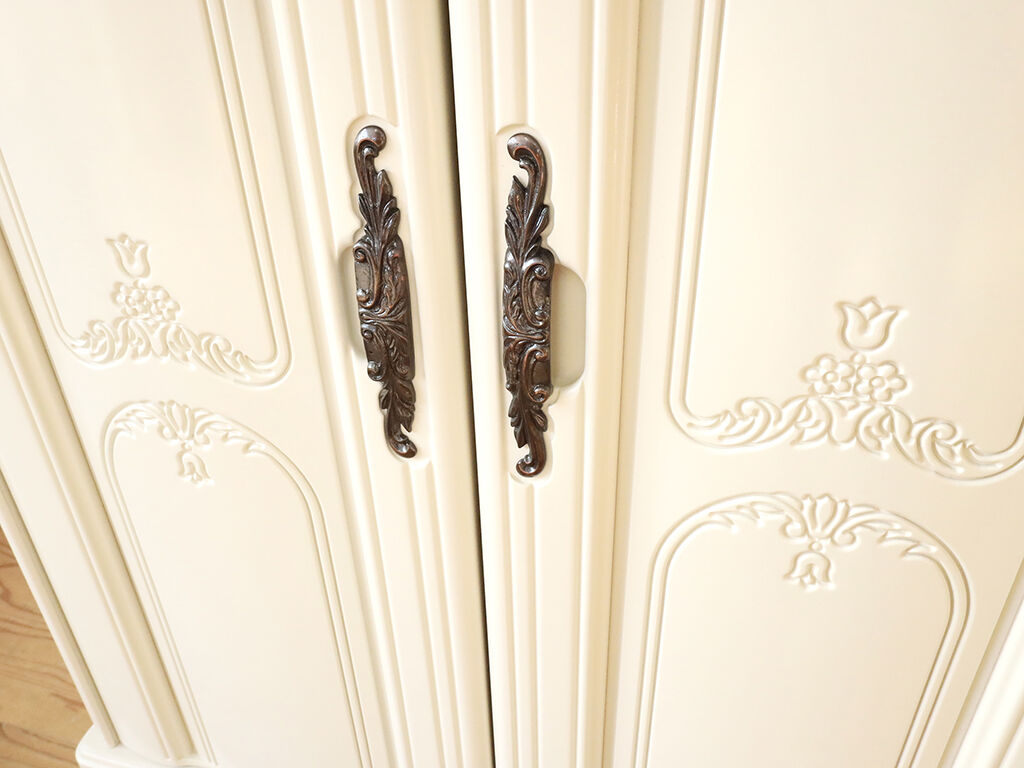 オフホワイトに塗り替えて可憐な印象となった扉の飾り彫