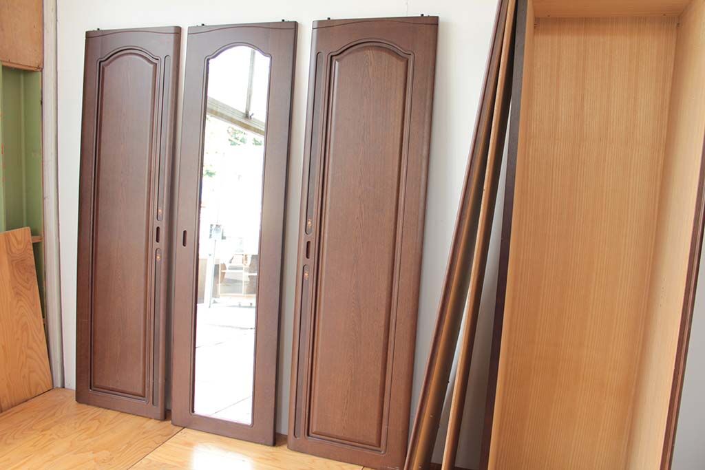 引き戸タイプの3枚扉の洋服タンスの鏡付き扉