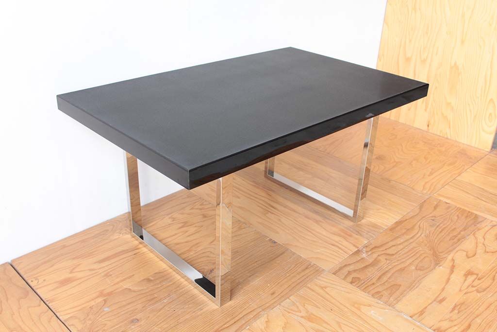 輪島塗り座卓の天板をカットしステンレス製の脚と組み合わせたリメイク後のソファ前用テーブル