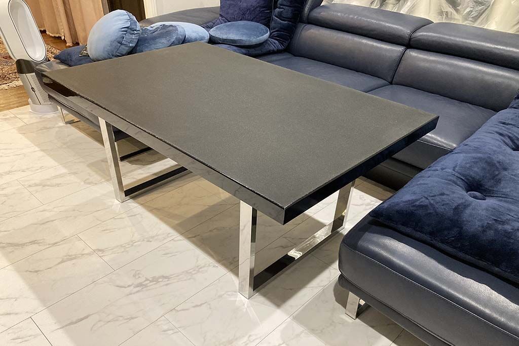 ソファに合わせてステンレスの脚と組み合わせた座卓からリメイク後のテーブル